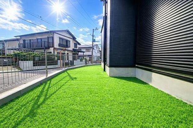 《庭》　■青空と緑が広がる、特別な庭のある暮らし。子どもの笑顔も、大人の休日も、この場所が舞台になる。