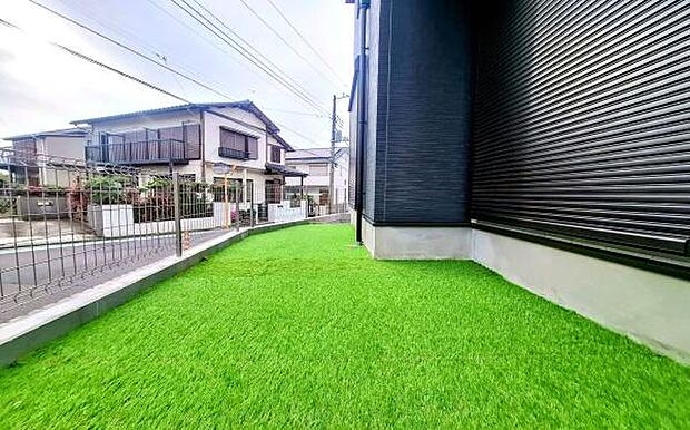 《庭》　■青空と緑が広がる、特別な庭のある暮らし。子どもの笑顔も、大人の休日も、この場所が舞台になる。