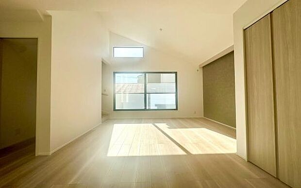 《リビングダイニング》　■開放的で広いリビング。のびのびとくつろげるリビングは、家族のコミュニケーションの場として、みんなが集まる暖かな場所に。