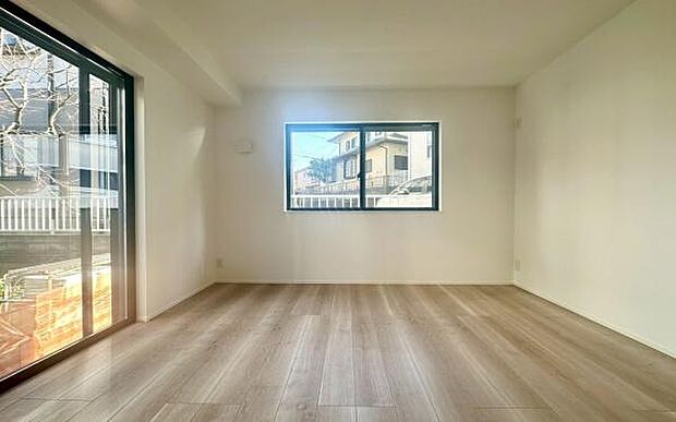 《寝室》　■心地よい眠りへといざなうしっとりと落ち着いた雰囲気の寝室。収納豊富で寝室をいつもすっきりさせてくれます。