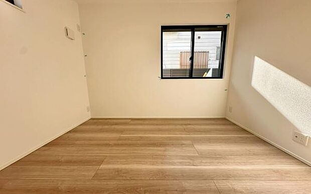 《子供部屋・洋室》 ■白い壁が窓から射し込む光を室内にまわし、柔らかな明るさを奥まで届ける。穏やかな空気に満ちた空間。将来的に二部屋にすることも可能です。
