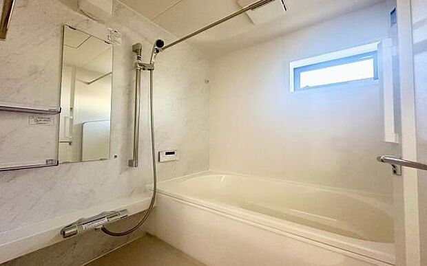 《浴室　》　■高級感のあるバスルームは一日の疲れを癒す居心地の良い空間です。