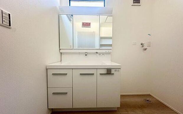 《洗面化粧台》　■使いやすいシャープなデザインの洗面化粧台。