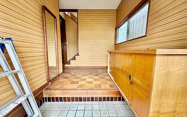 《玄関》　■現地写真です。リフォーム後が楽しみです。