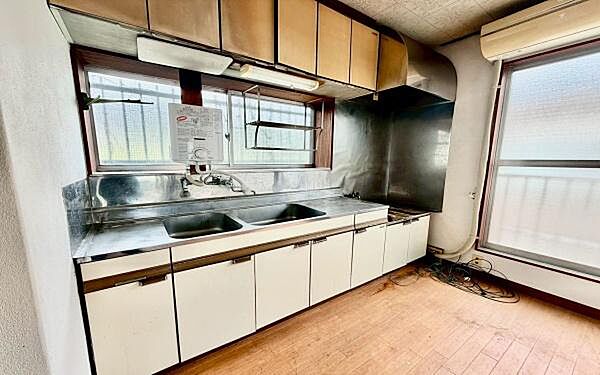 《キッチン》　■現地写真です。リフォーム後が楽しみです。