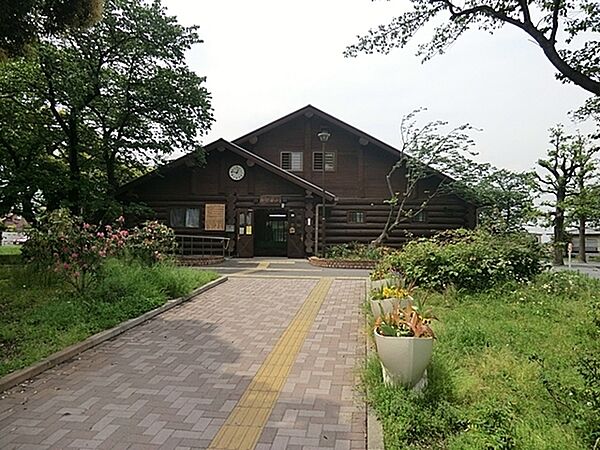 柏葉公園ログハウスまで744m、雨でも元気に遊べる室内公園　絵本や幼児遊具も充実