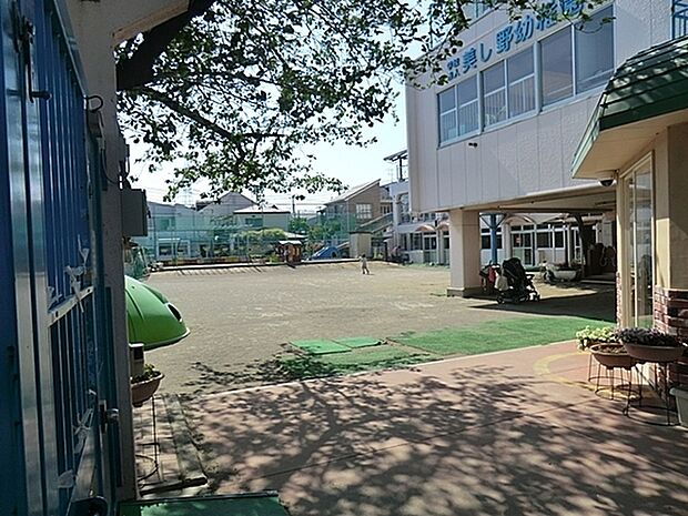 美し野幼稚園まで952m、自由活動、園外活動、生き物とのかかわり等、様々な経験を通してこどもの成長をうながしています。