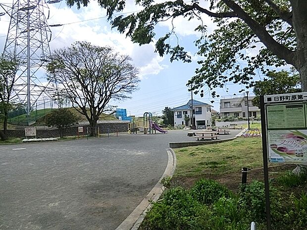 日野町原第一公園まで1057m、桜の木が植わっているのでお花見も出来そうです。ブランコや大人用の健康遊具もあるので、小さな子どもから大人まで過ごせます。