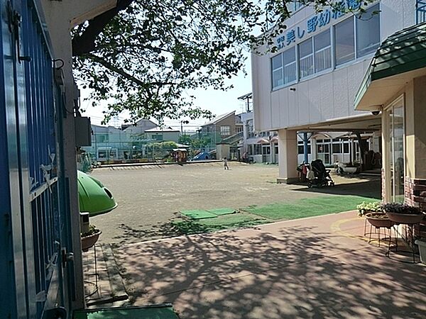 美し野幼稚園まで952m、自由活動、園外活動、生き物とのかかわり等、様々な経験を通してこどもの成長をうながしています。