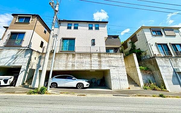《前面道路》　■前面道路は8.8ｍ公道で、開放感のあるロケーションです■