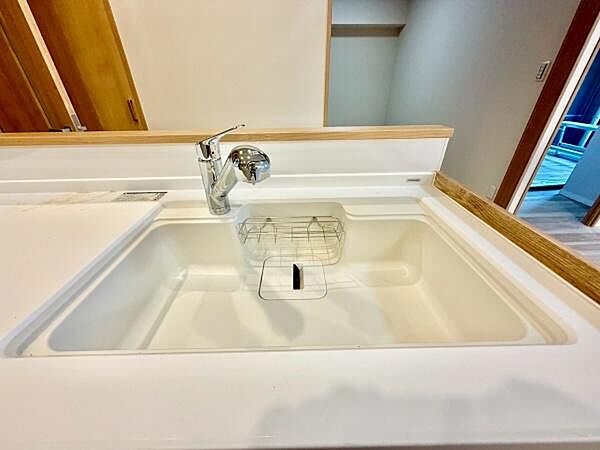 《キッチン》　■お手入れしやすくきれいなキッチン。お料理の始めから後片付けまで楽しい時間になりそうです。