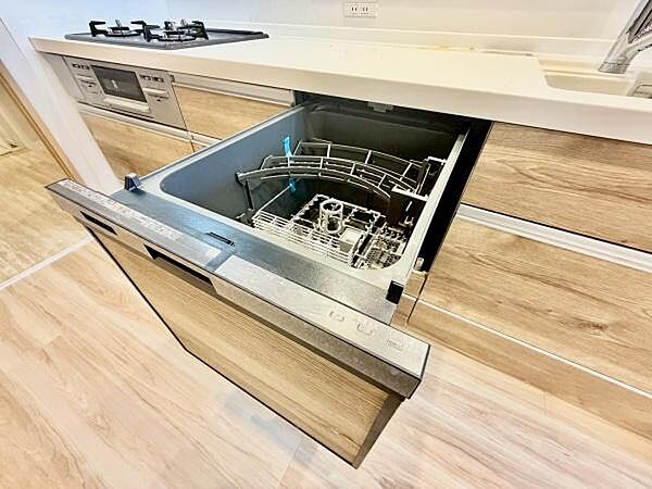 《食器洗い乾燥機》■食事後もゆっくり過ごせる食器洗い乾燥機を設置。手洗いよりもキレイに洗え、節水にもなります。