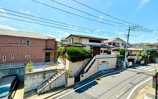 《眺望》 ■目の前には気持ちの良い青空が広がります。前面に建物がないので開放的で開けた空間が望めます。