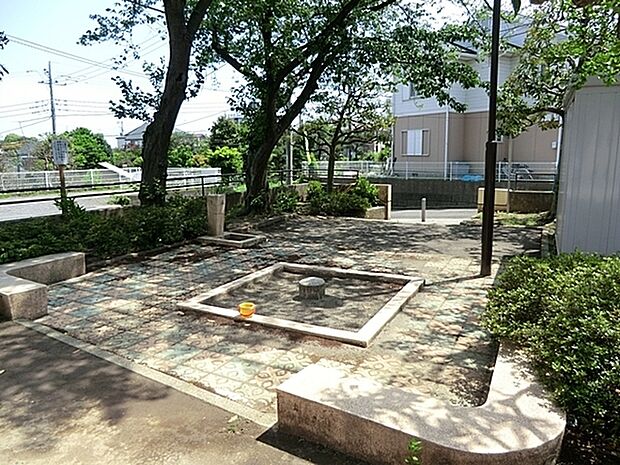 田中町第三公園まで464m、木々の木漏れ日の下で、涼を取る事も出来ます。見通しの良い公園ですので、お子様を安心して遊ばせられます。