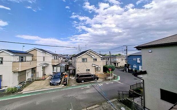 《眺望》　目の前には気持ちの良い青空が広がります。前面に建物がないので開放的で開けた空間が望めます。