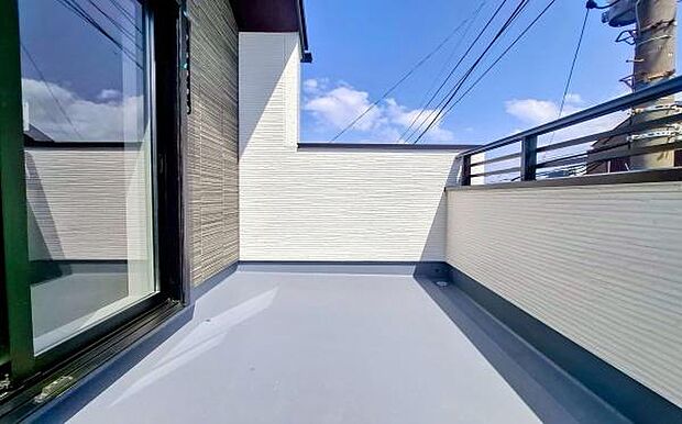 《バルコニー》　■陽当りも良く、長時間日が当たるので、洗濯物も良く乾きそうです。目の前には気持ちの良い青空が、夜には綺麗な星空が広がります。