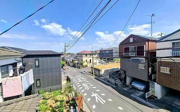 《眺望》　■目の前には気持ちの良い青空が広がります。前面に建物がないので開放的で開けた空間が望めます。