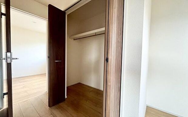 《収納》　■室内をいつもすっきり保てる、収納力のあるクローゼット。ハンガーパイプと棚板で衣類の整理整頓がしやすく、日々の暮らしをスマートにサポート。