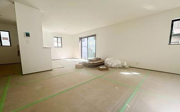 《リビングダイニング》　■ゆとりを感じさせる上質で明るい空間が、住まう人や訪れる人を心地よく迎え入れてくれます。