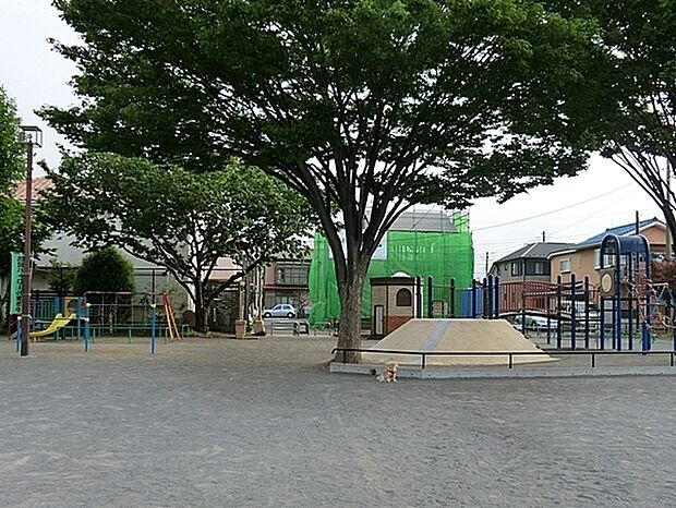 和泉町小谷山公園まで415m、住宅街の十分な広さの公園です。きれいに整備された気持ちの良い空間で遊べます。