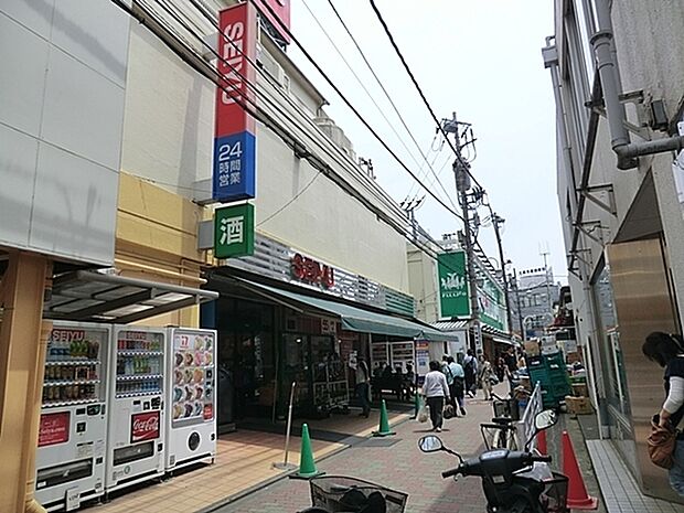 西友鶴ヶ峰店まで309m、鶴ケ峰駅 北口から徒歩2分　休みなし（24時間営業 ※一部を除く）