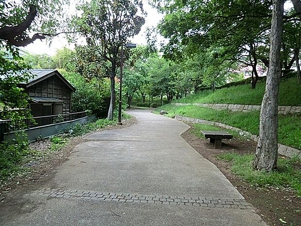 鶴ヶ峰公園まで155m、鶴ケ峰駅から近くお花見も楽しめる公園。園内に帷子川が流れ、鶴ヶ峰稲荷神社がある。