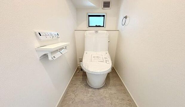 《トイレ》　■トイレは明るい空間で清潔感があります。