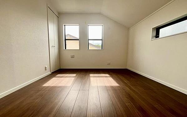 《寝室》　■心地よい眠りへといざなうしっとりと落ち着いた雰囲気の寝室。