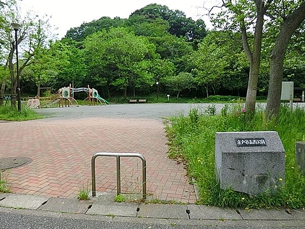 庄戸第五西公園まで781m、公園の真ん中にどーんと、恐竜の形をした複合滑り台があります。おもしろい遊具が多く小学生たちがたくさん遊びに来ています。