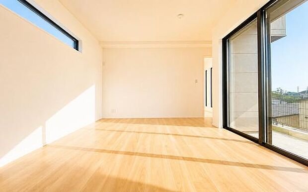 《寝室》　■ベッドを置いてもゆとりを感じられる。窓からの朝日が心地よい目覚めへと誘います。ゆとりある広さを確保し、心地よいプライベートタイムを演出します。