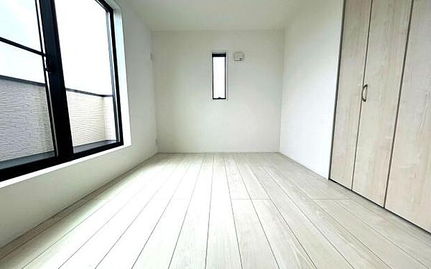 《子供部屋》　■お子様の成長を優しく見守る、明るい子供部屋。遊んだり、学んだり、時には一人の時間を過ごしたりと健やかな毎日を育む大切な場所。未来への第一歩を育む、かけがえのない空間です。