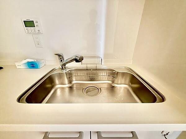 《キッチン》　■ステンレス製シンク。幅と奥行きがありますので、食器洗時のストレスも減りそうです。