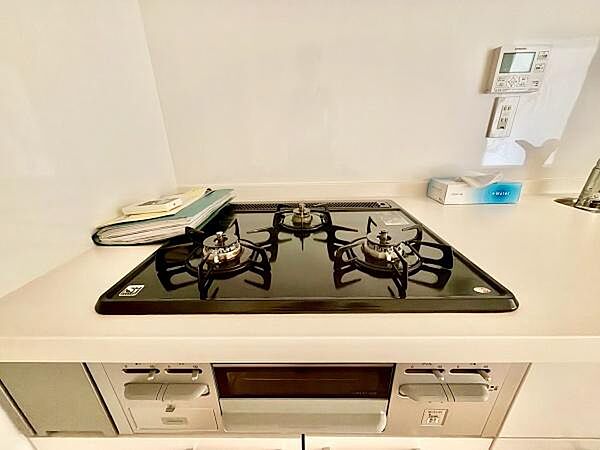 《三口ガスコンロ》 ■毎日料理をする方、家族の分まで作られる方には必須の三口ガスコンロ。同時進行が可能で効率よく、楽しく料理ができます。