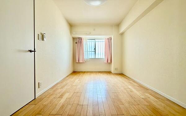 《寝室》　■心地よい眠りへといざなうしっとりと落ち着いた雰囲気の寝室。