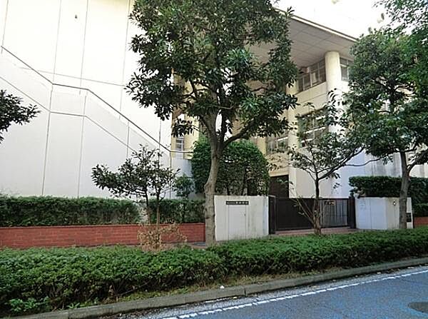 横浜市立港中学校まで2411m