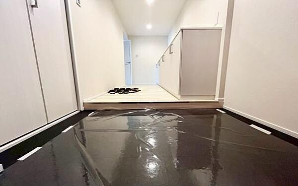 《玄関》　■玄関を開けると、エントランスホールがお出迎え。上がりがまちやシューズボックスがゆったりと構え、心地よさに包まれます。