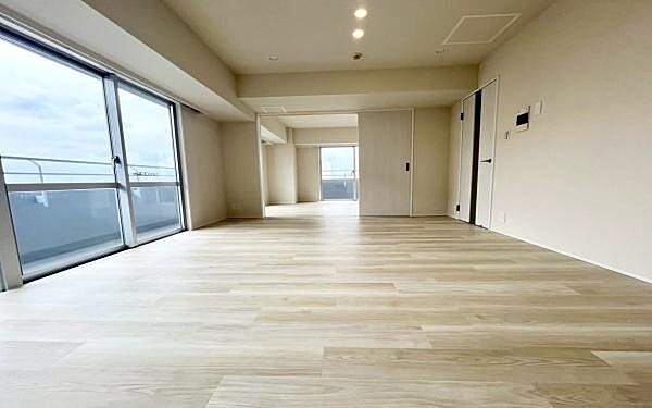 《リビングダイニング》　■豊かな光が照らすこの場所は、たわいもない会話を楽しみ、ゆったりとした時間を過ごす場所。家族の日常が刻まれる大切な空間です。自然光に溢れるこの空間はリフレッシュにピッタリです。