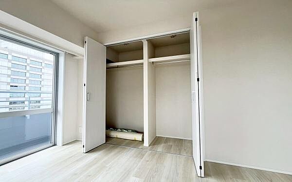 《収納》　■室内をいつもすっきり保てる、収納力のあるクローゼット。ハンガーパイプと棚板で衣類の整理整頓がしやすく、日々の暮らしをスマートにサポート。