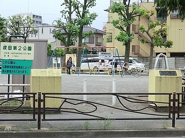 渡田第二公園まで846m、三角形の敷地に作られた公園。滑り台やブランコや砂場や鉄棒などの定番遊具だけでなく、珍しい形をしたシーソーでも遊べますよ。