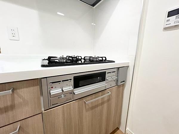 《キッチン》　■使いやすい収納豊富なキッチンです。