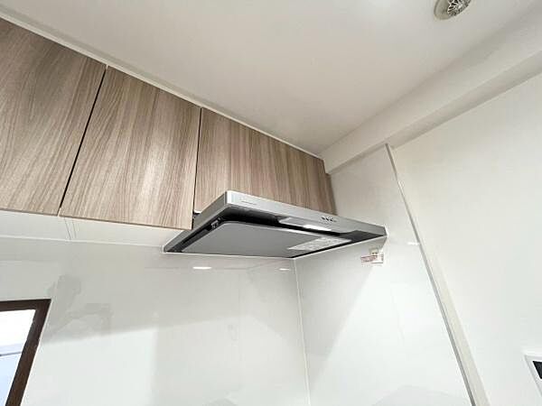 《システムキッチン・レンジフード》■スタイリッシュでお手入れしやすい、スリムタイプのレンジフードを採用。