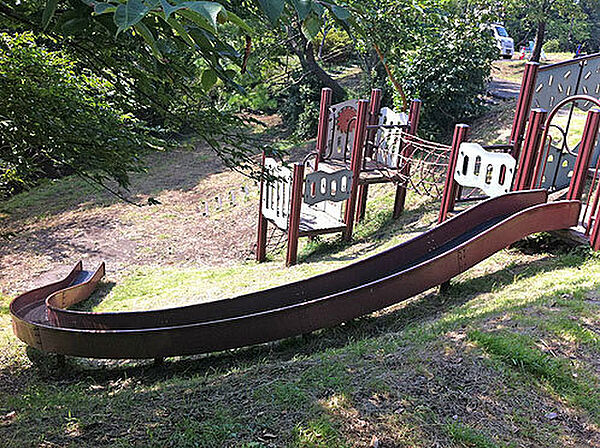 上星川あおぞら公園まで758m、ターザンロープにゆらゆら本格的つり橋。コンパクトながら楽しみいっぱいの公園。