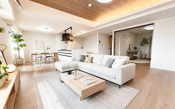 ゆとりを感じさせる上質で明るい空間が、住まう人や訪れる人を心地よく迎え入れてくれます。（本画像家具はCGで作成しており、実際に現地に家具はおかれておりません。また価格に家具は含まれておりません。）