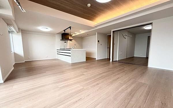 《リビングダイニング》　■豊かな光が照らすこの場所は、たわいもない会話を楽しみ、ゆったりとした時間を過ごす場所。家族の日常が刻まれる大切な空間です。自然光に溢れるこの空間はリフレッシュにピッタリです。