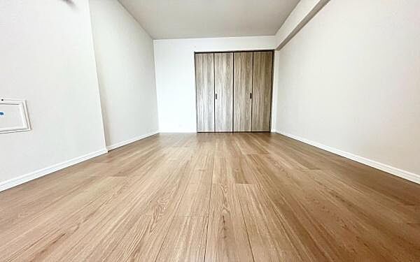 《寝室》　■心地よい眠りへといざなうしっとりと落ち着いた雰囲気の寝室。