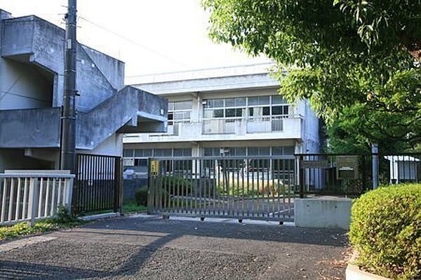 横浜市立新田小学校まで720m、なだらかな坂道を登った小高い丘に、新田小学校はあります。周囲は竹林などの緑に囲まれ、自然豊かな立地です。