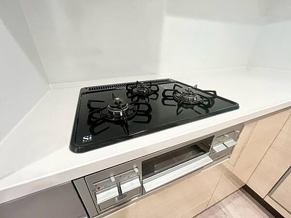 《三口ガスコンロ》 ■3つの炎が奏でる、心地よい暮らし。ビルトインガスコンロとグリルで、本格的な料理も思いのまま。明るく広々としたキッチンで、新しい日常を。