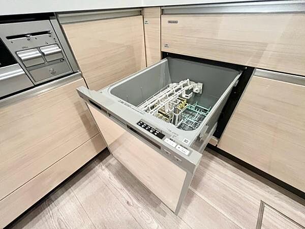 《食器洗い乾燥機》■食事後もゆっくり過ごせる食器洗い乾燥機を設置。手洗いよりもキレイに洗え、節水にもなります。