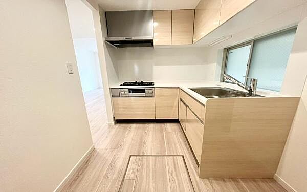 《キッチン》　■家事動線に配慮したL字型のキッチン。窓からの採光が明るく手元を照らします。