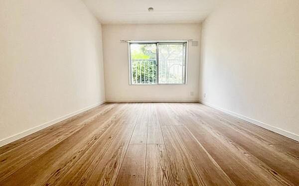 《寝室》　■朝から日差しいっぱい、早起きしたくなる洋室。ベッドを置いてもゆとりを感じられる。窓からの朝日が心地よい目覚めへと誘います。ゆとりある広さを確保し、心地よいプライベートタイムを演出します。